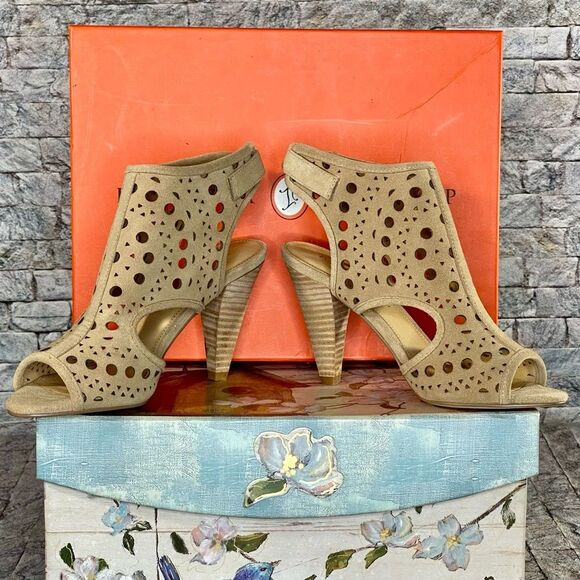Ivanka Trump Baird Peep Toe Sandals Women's Size 6.5 Light Natural Suede Bootie - Picture 2 of 9